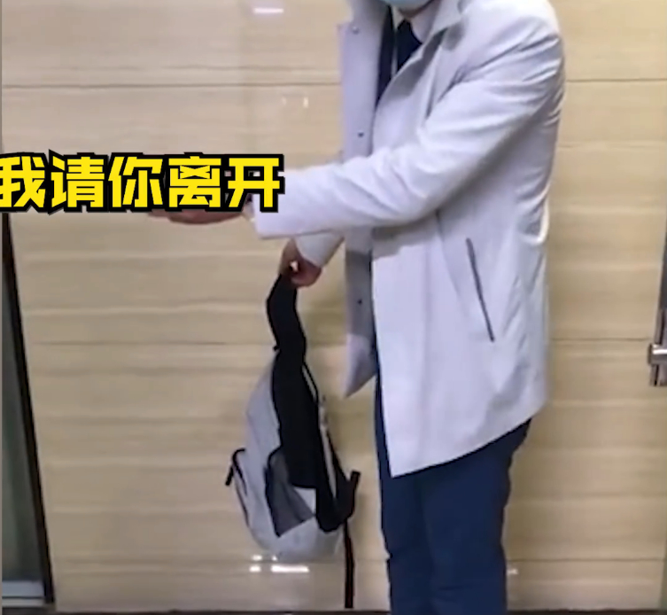 无奇不有!男子未参加同事生日宴被罚 经理:谁让他不来?