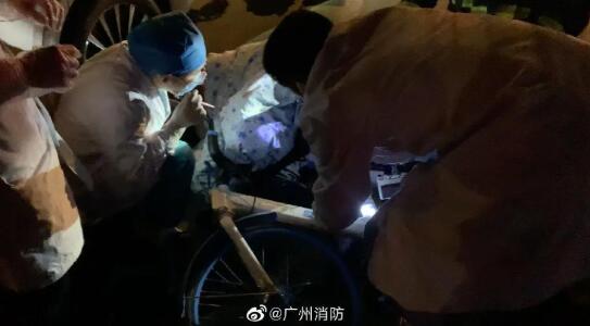 广州一男子骑共享单车,屁股被铁架刺穿…到底咋回事?