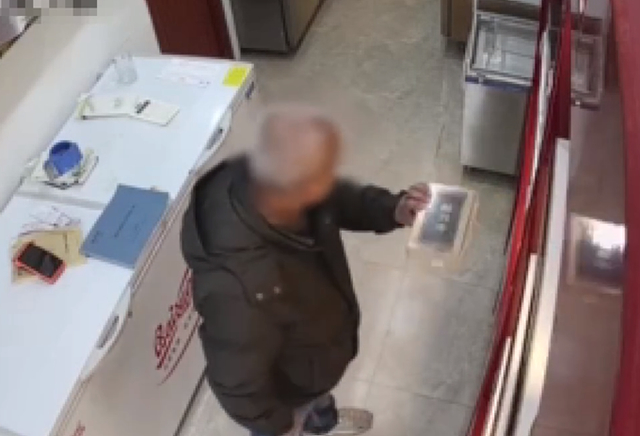 碰上对手了！小偷难挡店员推销留下电话被抓获 网友：草率了