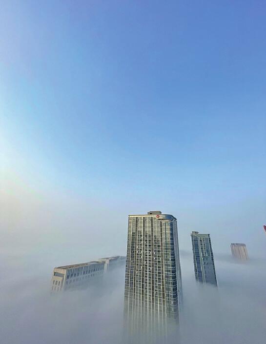 平流雾穿楼而行 仰望是湛蓝天空