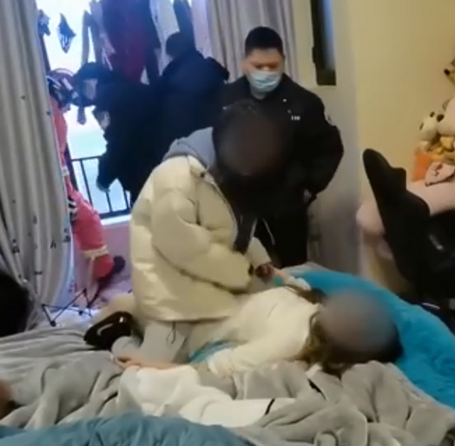 这才是真爱！女子轻生被救下后遭闺蜜打耳光 这么爱你的人请珍惜吧
