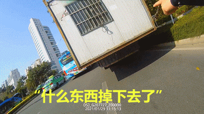 太吓人了!男子开自制“房车”,半路房子掉出一半