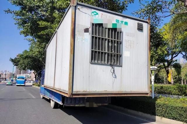 太吓人了!男子开自制“房车”,半路房子掉出一半