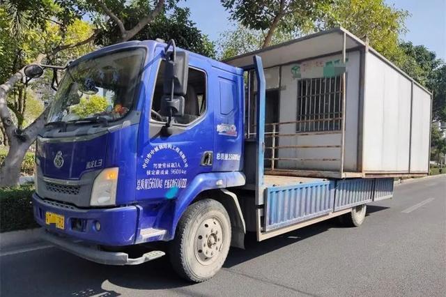 太吓人了!男子开自制“房车”,半路房子掉出一半