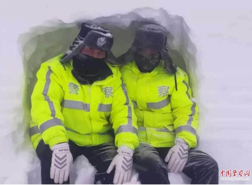 风雪中，新疆交警这一“躲”让人心疼！