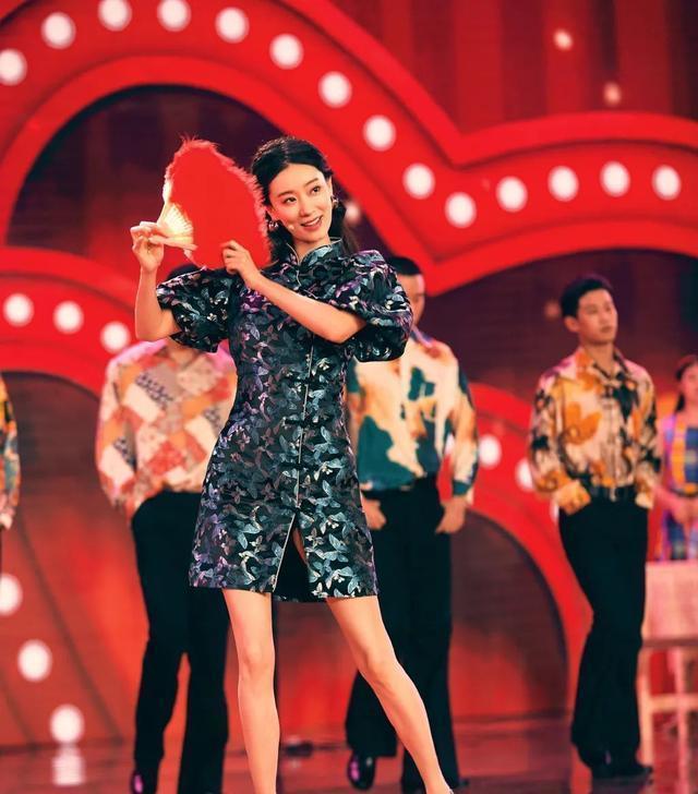 真的红了！张小斐路演服装品牌变化：从zara到parada