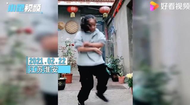 满腔热爱！11岁农村女孩跳舞引网友喊话出道 才学了40天就这么厉害