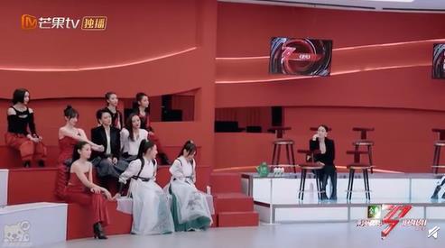 终于“牵手”成功了!那英对张柏芝招手邀请