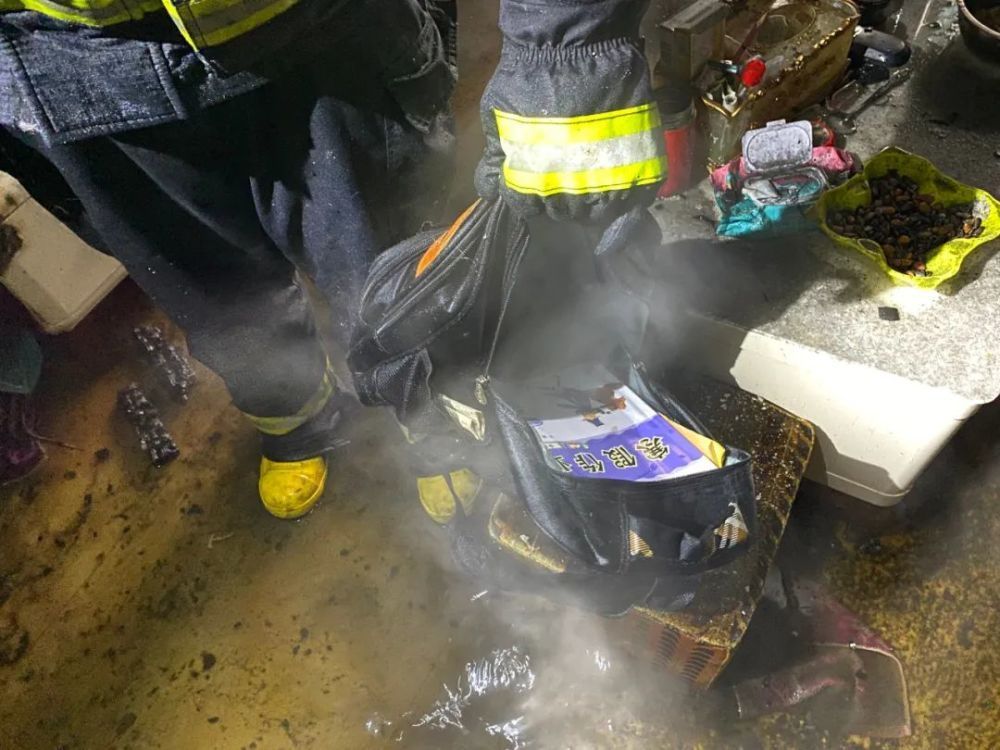 小朋友万万没想到啊！火海救出寒假作业，漯河市消防员笑出声