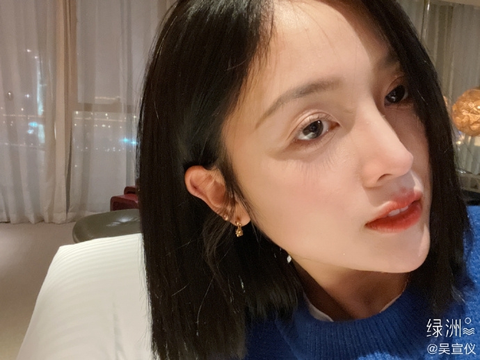 吴宣仪微笑自拍活力满满 大眼红唇气质温柔
