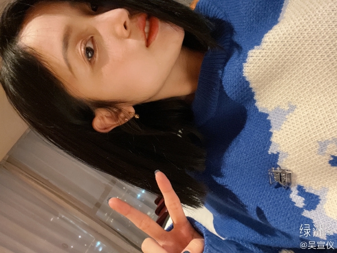 吴宣仪微笑自拍活力满满 大眼红唇气质温柔