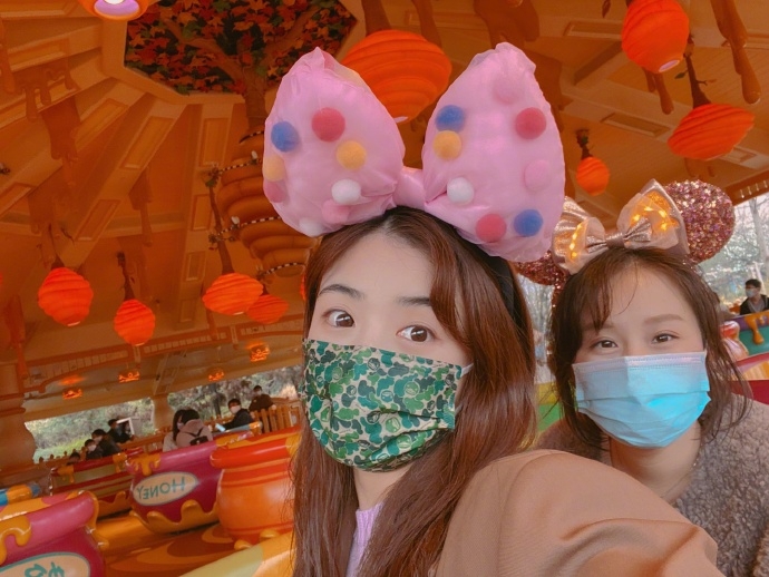 张含韵晒迪士尼游玩美照戴超大蝴蝶结少女感满满