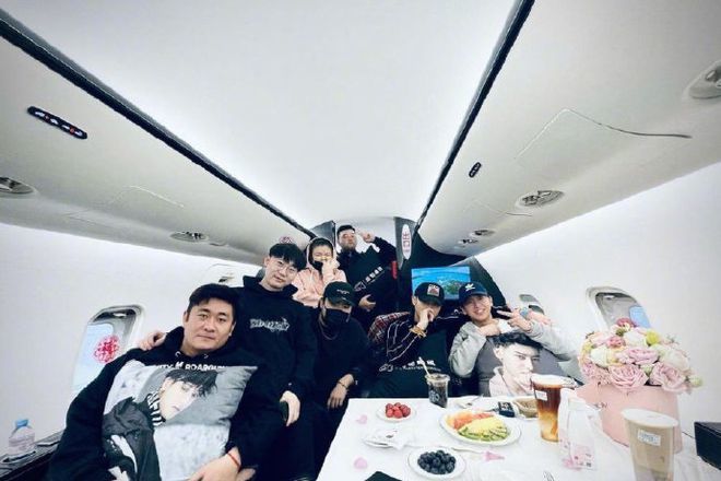 黄子韬彭昱畅同乘私人飞机 在空中打牌感情超好