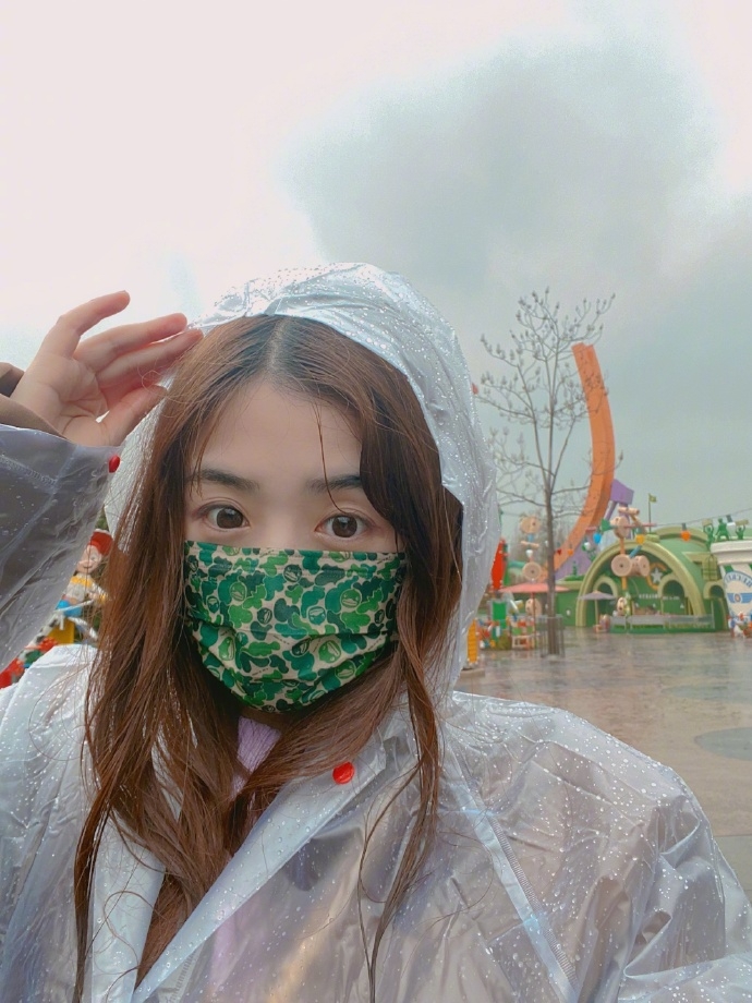 张含韵晒迪士尼游玩美照戴超大蝴蝶结少女感满满