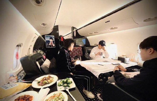 黄子韬彭昱畅同乘私人飞机 在空中打牌感情超好