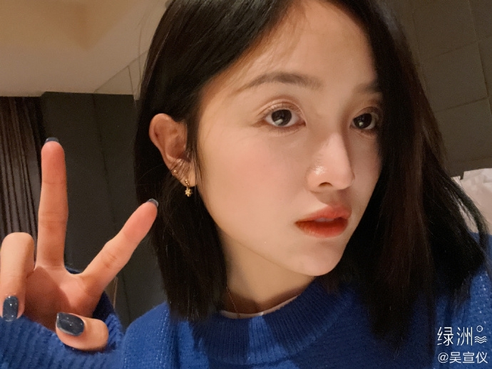 吴宣仪微笑自拍活力满满 大眼红唇气质温柔