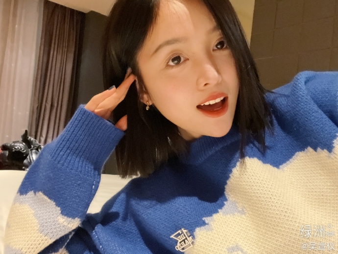 吴宣仪微笑自拍活力满满 大眼红唇气质温柔
