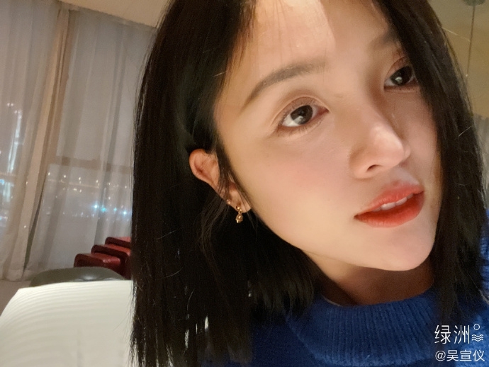 吴宣仪微笑自拍活力满满 大眼红唇气质温柔