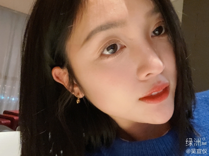 吴宣仪微笑自拍活力满满 大眼红唇气质温柔