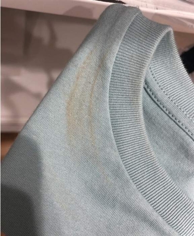 成年女性试穿优衣库童装引争议 店员：有成人拿10件童装试穿