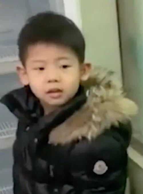 萌娃萌翻一幕!打针前狂夸护士 打针后还哄好了自己...