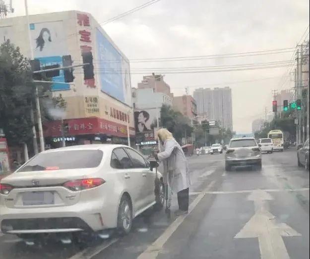 乞讨白发老人是银行VIP,还有有四间房,结局引起舒适