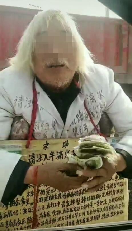 乞讨白发老人是银行VIP,还有有四间房,结局引起舒适