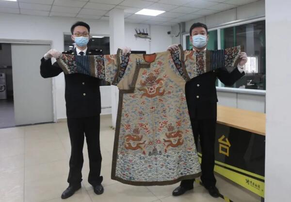 价值15万！清代龙袍变女装被海关查获 色泽艳丽花纹精美
