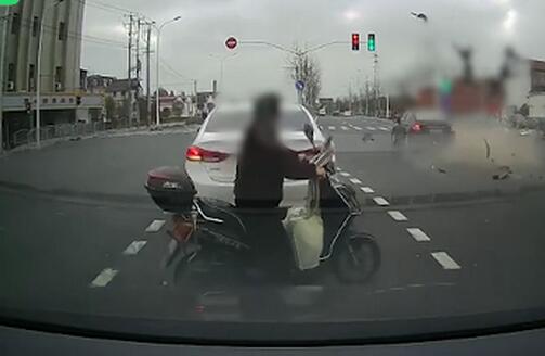 悲剧！大爷骑电动车闯红灯被撞飞 老伴倒地后再也没站起来