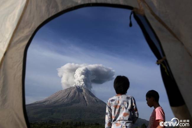 印尼锡纳朋火山喷发