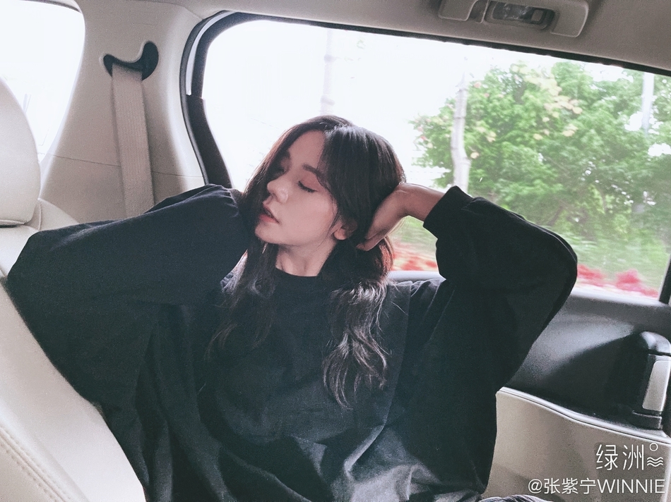 张紫宁晒九宫格自拍 对镜拗造型随性自然