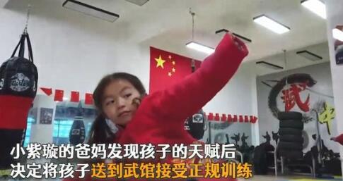 【天赋异禀】7岁女孩拥有腹肌 网友：太飒了，自愧不如!