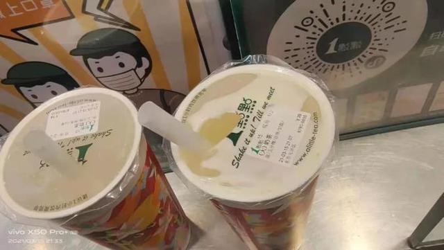 【令人作呕】奶茶店1点点又出事:顾客喝出黑虫
