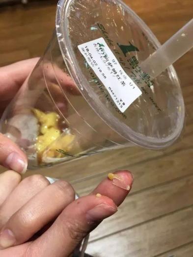 【令人作呕】奶茶店1点点又出事:顾客喝出黑虫