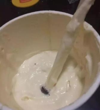 【令人作呕】奶茶店1点点又出事:顾客喝出黑虫