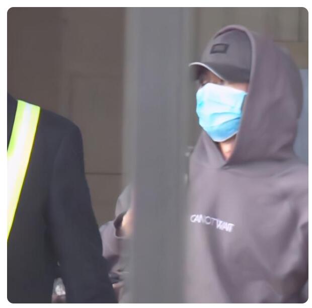 力破劈腿传闻！谢霆锋被拍到去王菲家过夜 俩人甜着呢