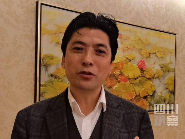 甘孜文旅局局长“帅出圈” 网友调侃:甘孜老使用“美男计”