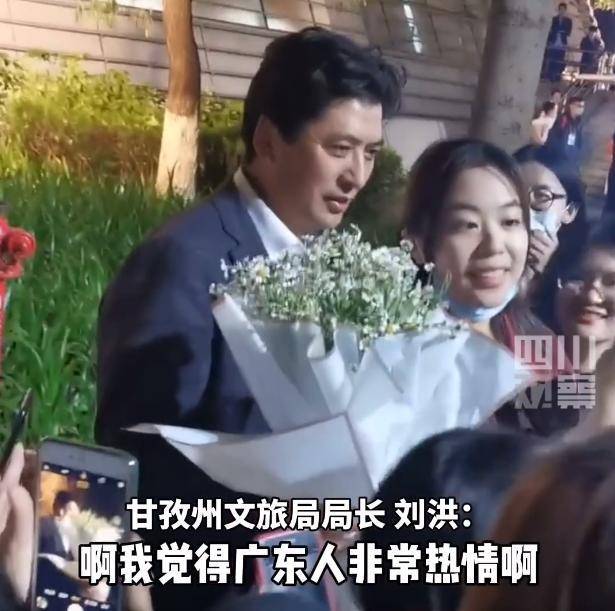甘孜文旅局局长“帅出圈” 网友调侃:甘孜老使用“美男计”