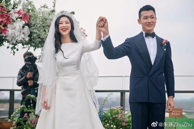 朱珠奉子成婚实锤？小腹微隆穿平底鞋手捂肚子