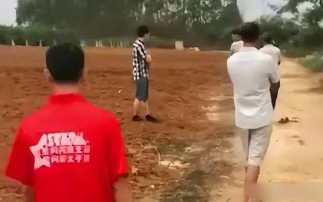 太荒唐！男子扫墓发现自家坟头被推平种甘蔗