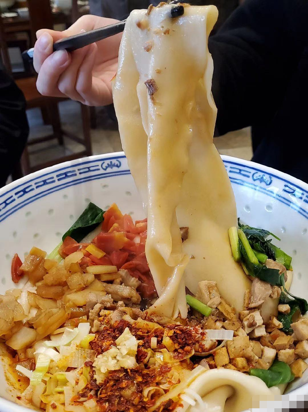 陈婷晒全家福庆张艺谋71岁大寿!娇俏甜笑颜值高,三儿女更像爸