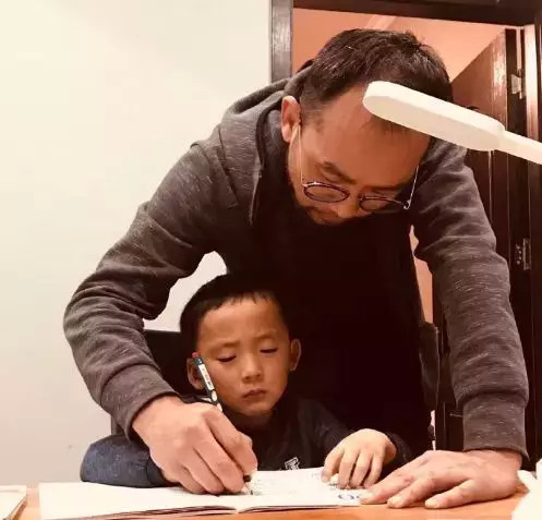 一写作业鸡飞狗跳!爸爸辅导孩子作业生气捶墙致骨折 网友分享心酸“血泪史”