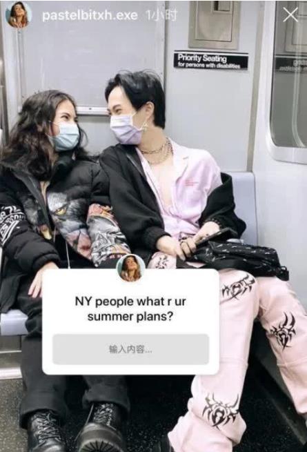 伊能静儿子穿粉色男装，与口罩靓妹坐地铁相视而笑
