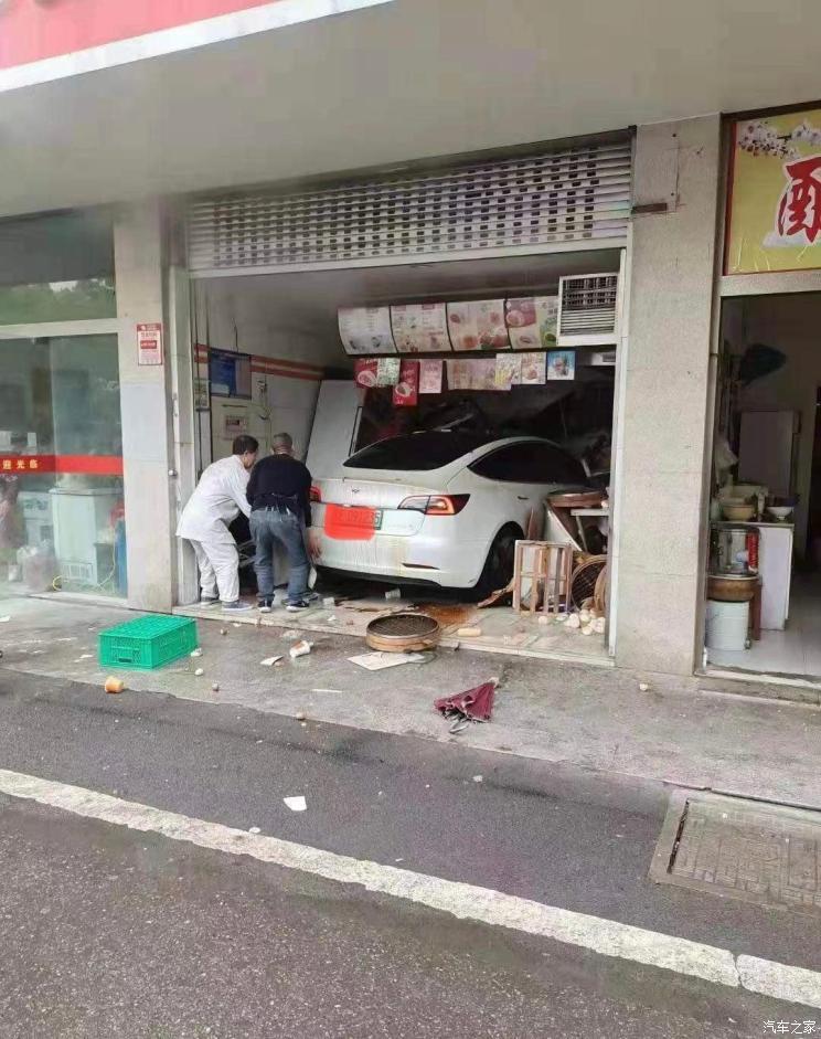又出事！江苏一特斯拉冲进商铺 馒头撒一地现场一片狼藉