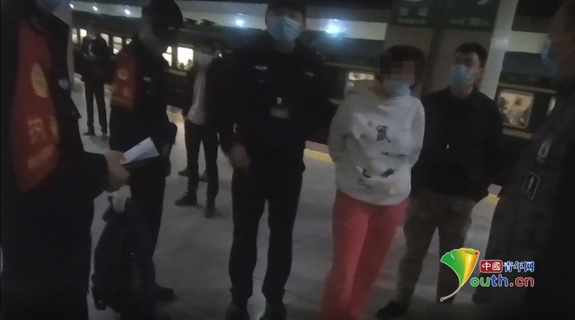 蛮横女子火车上霸座高喊“曝光就曝光,反正不脱光” 结局引起极度舒适