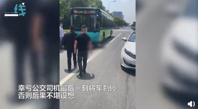 江苏一男子吵架后将女友推向公交车：她死了，我跟她一起死