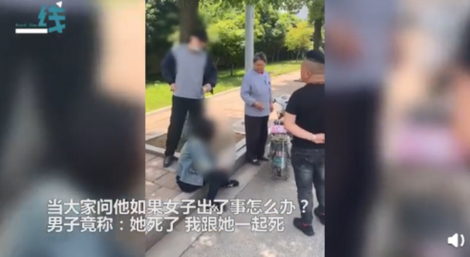江苏一男子吵架后将女友推向公交车：她死了，我跟她一起死