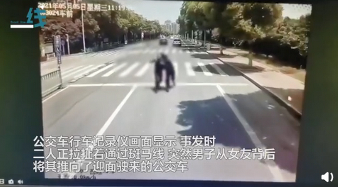 江苏一男子吵架后将女友推向公交车：她死了，我跟她一起死