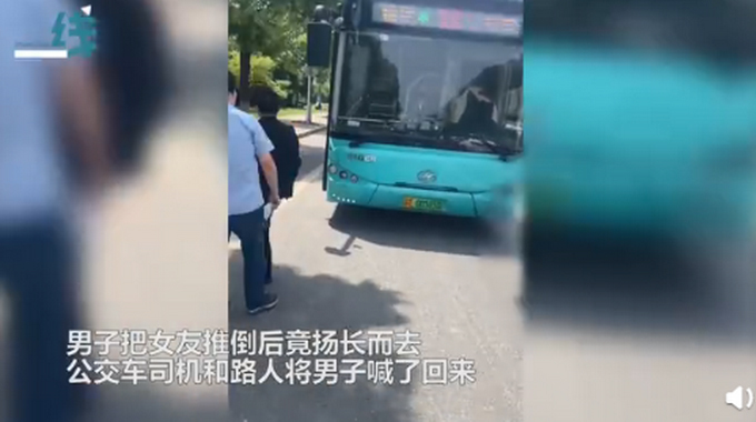 江苏一男子吵架后将女友推向公交车：她死了，我跟她一起死