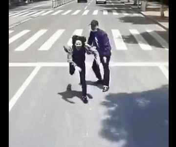 细思极恐!警方通报男子将女友推向公交车 这算故意杀人吗?